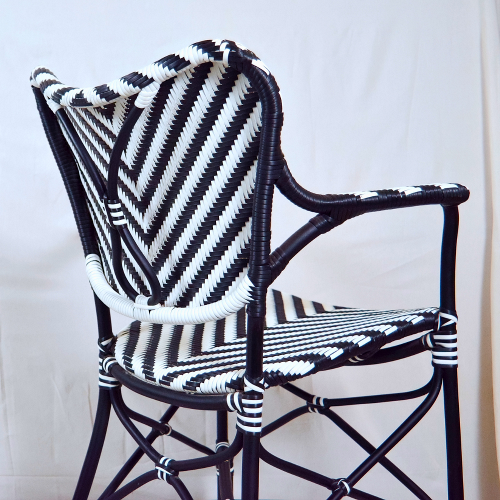 Silla Bistro Mariposa Negro y Blanco - detalle unión brazo y respaldo