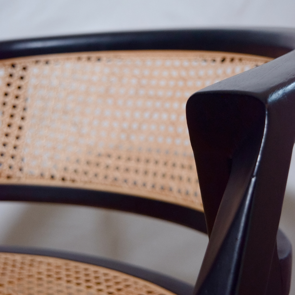 Silla Comedor Teka Negro Rattan - detalle brazo
