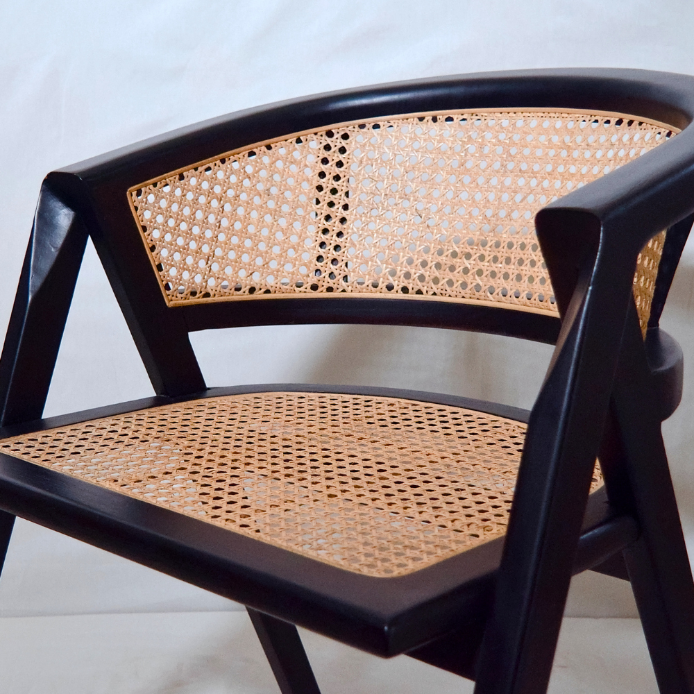 Silla Comedor Teka Negro Rattan - detalle unión brazos